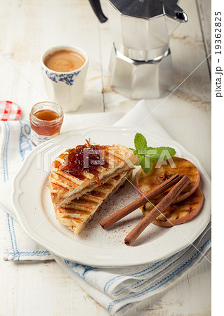 French toasts with orange marmalade 19362825