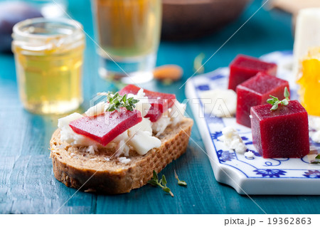 Crostini, bruschetta with plum and goat cheese Crostini, bruschetta with plum and goat cheese 19362863