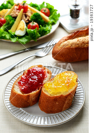 ツナサラダとフランスパン ツナサラダとフランスパン 19363727