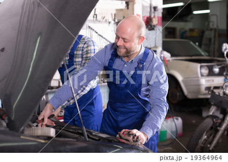 Professional mechanics repairing car Professional mechanics repairing car 19364964