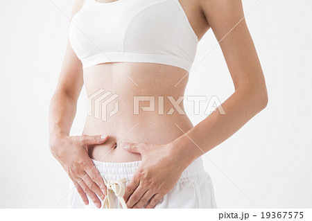 スポーツウエアの若い女性 19367575
