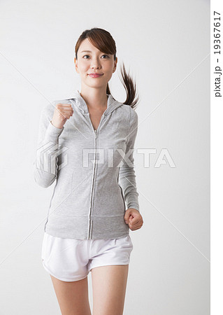 スポーツウエアの若い女性 19367617