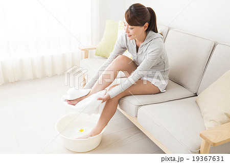 ビューティーイメージ 足浴する女性の足 ビューティーイメージ 足浴する女性の足 19367631