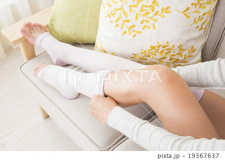 着圧ソックスをはく若い女性 19367637