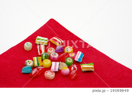 京にしき飴と赤い和紙 白背景 横 京にしき飴と赤い和紙 白背景 横 19369649