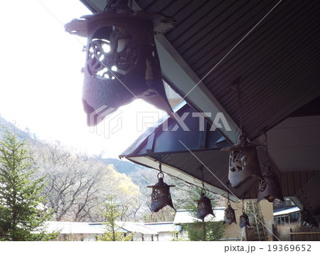 和風ホテルには吊灯篭が似合います 19369652