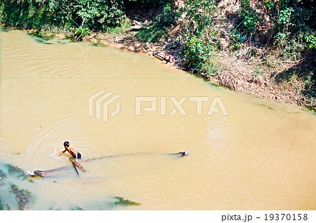 川遊びをする子ども シェムリアップ カンボジア の写真素材