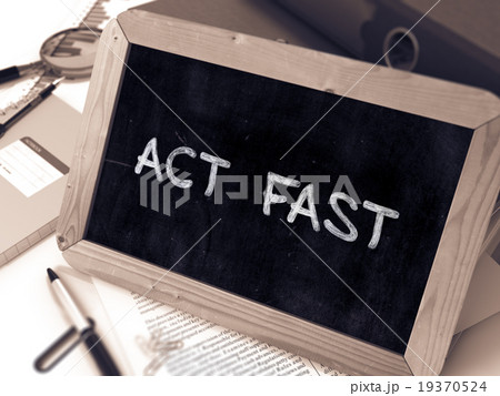 Act Fast Handwritten by white Chalk on aのイラスト素材 [19370524] - PIXTA
