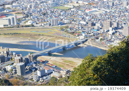 金華山から眺めた長良川・長良橋(岐阜県岐阜市) 金華山から眺めた長良川・長良橋(岐阜県岐阜市) 19374409