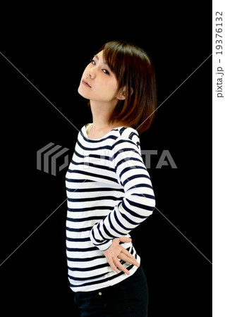 腰に手を当て視線を送る女性 腰に手を当て視線を送る女性 19376132