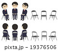 就職活動でパイプ椅子に座るメガネ男子 19376506