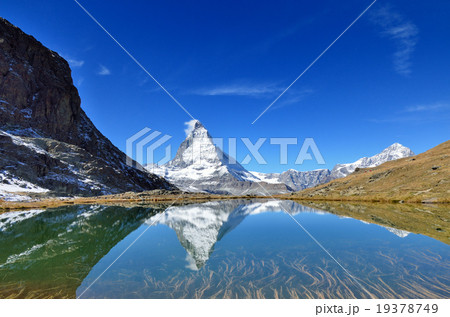 スイス リッフェル湖と逆さマッターホルン スイス リッフェル湖と逆さマッターホルン 19378749