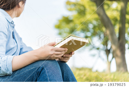 草原で読書 草原で読書 19379025