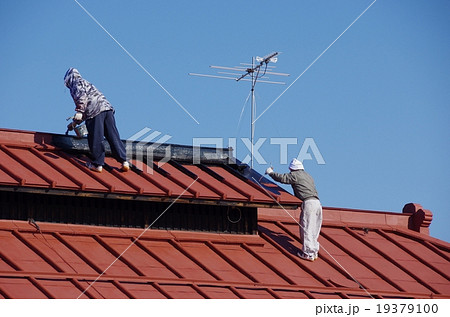 屋根を塗る　屋根の塗装　塗装職人の仕事 19379100