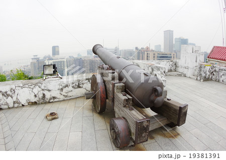 ギア要塞の大砲、市街地を望む(左向き横)(右向き縦):中国 特別行政区 世界遺産・マカオ歴史地区 ギア要塞の大砲、市街地を望む(左向き横)(右向き縦):中国 特別行政区 世界遺産・マカオ歴史地区 19381391