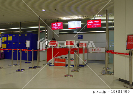 中国 マカオ フェリーターミナル光景 出発ゲート の写真素材