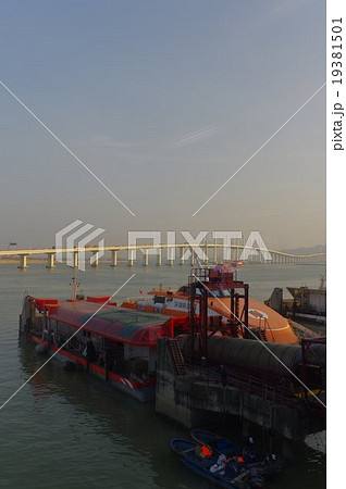 中国 マカオ フェリーターミナル光景 外港客運碼頭より タイパ島への橋を望む 縦の写真素材