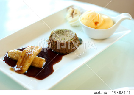 Green tea cake with ice cream and banana in syrup Green tea cake with ice cream and banana in syrup 19382171