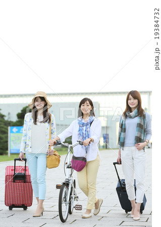 女性　3人　旅行イメージ 19384732