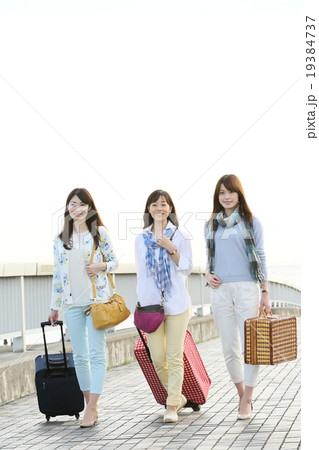 女性　3人　旅行イメージ 19384737