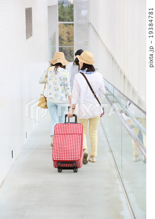 女性 3人 旅行イメージ 女性 3人 旅行イメージ 19384781