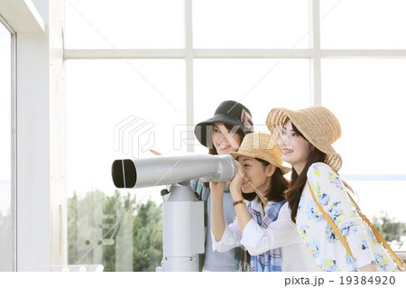 女性　3人　旅行イメージ　 19384920