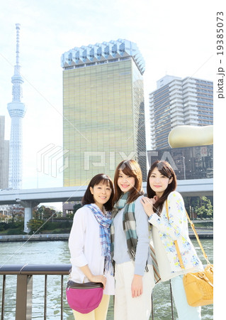 女性　3人　旅行イメージ　 19385073