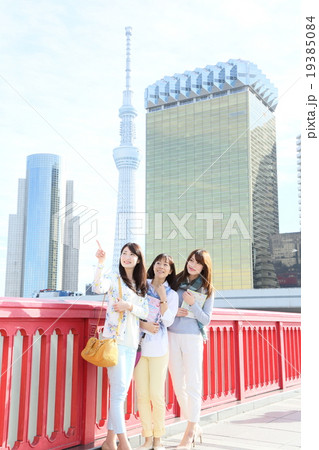 女性　3人　旅行イメージ　 19385084