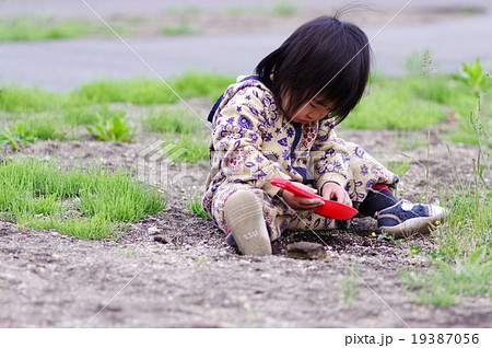 宝探しに夢中になる女の子 19387056
