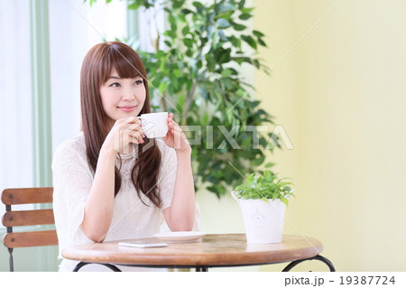 カフェでくつろぐ女性 の写真素材