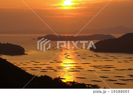 朝日と牡蠣漁 19388005