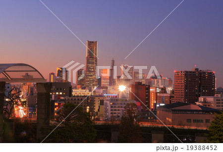 山手イタリア山庭園からの横浜市街地夕景 19388452