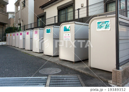 住宅街の分別ゴミ集積所 19389352