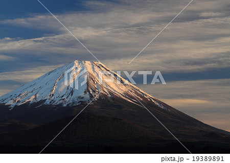 晩秋の富士山の写真素材 [19389891] - PIXTA