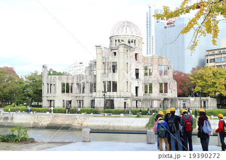 原爆ドームと歴史を学習する小学生 19390272