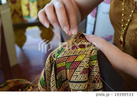 ラオス 民族衣装の手刺繍 ラオス 民族衣装の手刺繍 19390533