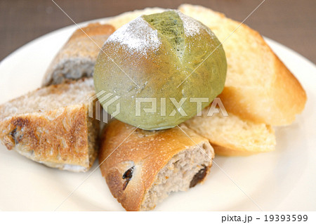 おいしいパンの盛り合わせ 19393599