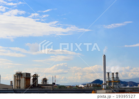 青空に白い煙が上がる寒川工業団地の煙突 19395527