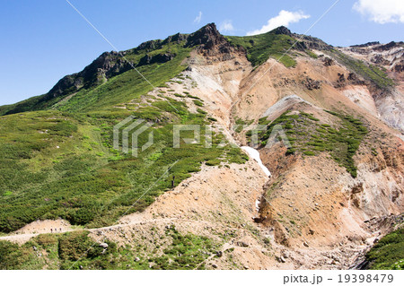 十勝岳連山三段山と安政火口へつづく登山道の写真素材