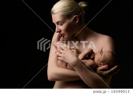 Mother and newborn son 19399013