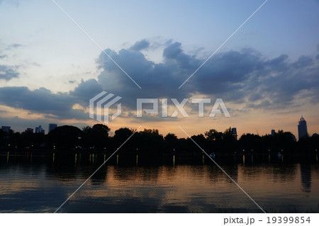 Evening Scene of Benjakitti Park(ベンチャキティ公園の夕景) Evening Scene of Benjakitti Park(ベンチャキティ公園の夕景) 19399854
