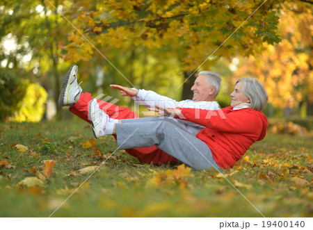fit senior couple exercising 19400140