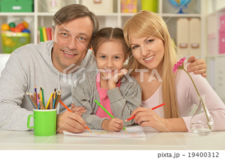 Portrait of happy family painting 19400312