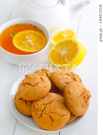 Sweet cookies with fresh tea 19401058
