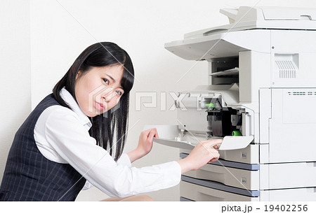 ビジネスウーマン（コピー機） 19402256