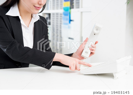 ビジネスウーマン（電話機） 19403145