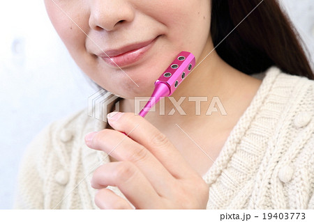 美容ローラーを使う女性 19403773