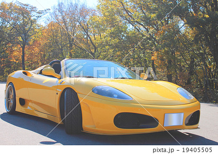 黄色いスポーツカー 輸入車の写真素材