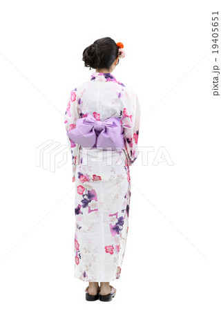 浴衣姿の若い女性の白バックの全身ポーズ写真の写真素材