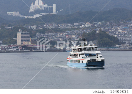 宮島口桟橋と宮島航路のフェリー 19409352